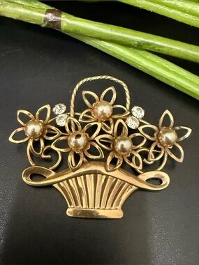 Vintage VAN DELL 1/20 12K GF Gold Filled Faux Pearl Flowers in Basket Brooch